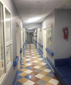 Белая гладкая пластиковая влагостойкая дверь Aquadoor