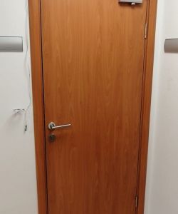 Гладкая пластиковая влагостойкая дверь Aquadoor миланский орех