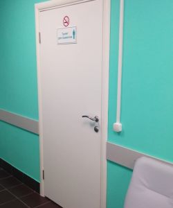 Композитная влагостойкая медицинская дверь Aquadoor в белом цвете