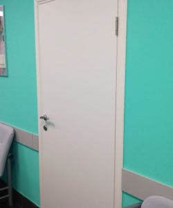 Композитная влагостойкая медицинская дверь Aquadoor в белом цвете
