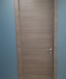 Деревянная дверь серия 500 с поперечным экошпоном и алюминиевыми торцами цвет ольха темная