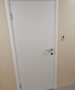 Пластиковая влагостойкая медицинская дверь Aquadoor в белом цвете с ручкой из нержавеющей стали