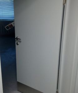 Пластиковые влагостойкие двери Aquadoor в цвете RAL 7035 с отбойной пластиной из нержавеющей стали AISI 304