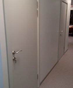 Гладкая пластиковая влагостойкая дверь Aquadoor RAL 7035