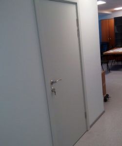 Гладкая пластиковая влагостойкая дверь Aquadoor RAL 7035