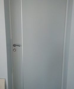 Пластиковые влагостойкие двери Aquadoor в цвете RAL 7035 с молдингом