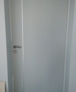 Гладкая пластиковая влагостойкая дверь Aquadoor RAL 7035