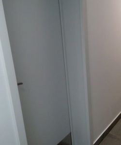 Гладкая пластиковая влагостойкая дверь Aquadoor RAL 7035