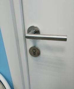 Белая гладкая пластиковая влагостойкая дверь Aquadoor (ручка из нержавеющей стали под прямым углом)