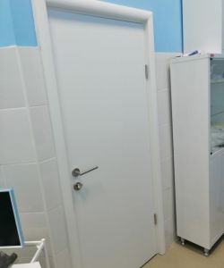 Белая гладкая пластиковая влагостойкая дверь Aquadoor в стоматологию