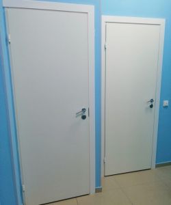 Финские белые гладкие двери с четвертью