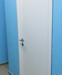 Белая гладкая пластиковая влагостойкая дверь Aquadoor для стоматологии