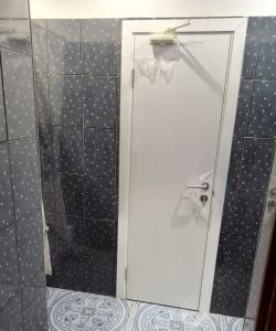 Белая гладкая пластиковая влагостойкая дверь Aquadoor для туалетов