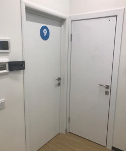 Белая гладкая пластиковая влагостойкая дверь Aquadoor