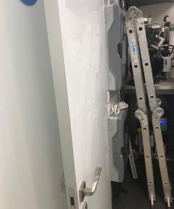 Звукоизоляционная глянцевая дверь с алюминиевыми торцами (шумоизоляция до 42 Db)