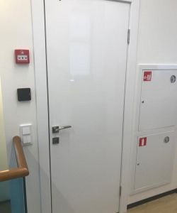 Звукоизоляционная глянцевая дверь с алюминиевыми торцами (шумоизоляция до 42 Db)