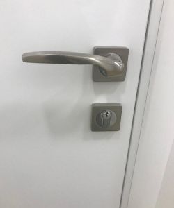 Белая гладкая пластиковая влагостойкая дверь Aquadoor