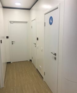 Пластиковые медицинские двери Aquadoor в белом цвете