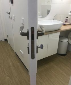 Белая гладкая пластиковая влагостойкая дверь Aquadoor