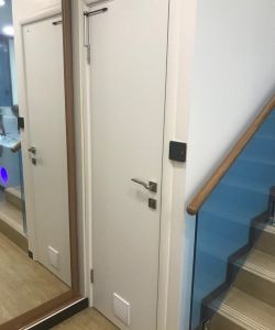 Пластиковые медицинские двери Aquadoor в белом цвете с вентиляционной решеткой в форме квадрата
