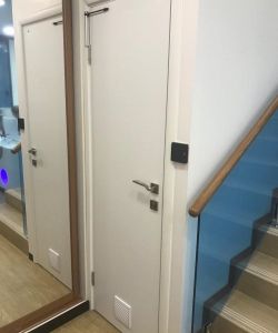 Белая гладкая пластиковая влагостойкая дверь Aquadoor с квадратной вент решеткой