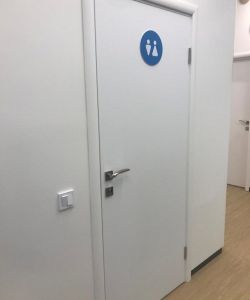 Белая гладкая пластиковая влагостойкая дверь Aquadoor