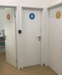 Белая гладкая пластиковая влагостойкая дверь Aquadoor