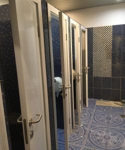 Белая гладкая пластиковая влагостойкая дверь Aquadoor