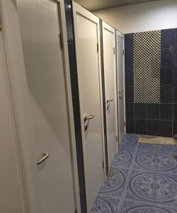 Белая гладкая пластиковая влагостойкая дверь Aquadoor