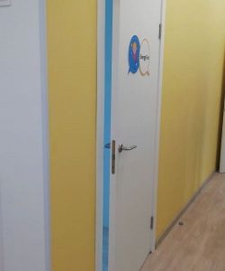 Белая гладкая пластиковая влагостойкая дверь Aquadoor