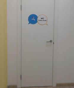 Белая гладкая пластиковая влагостойкая дверь Aquadoor