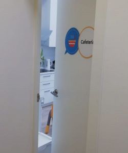 Белая гладкая пластиковая влагостойкая дверь Aquadoor