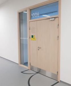 Деревянные противопожарные двери Ei 60 покрытые CPL 7110/bw арабика песочная с верхней и боковой фрамугой
