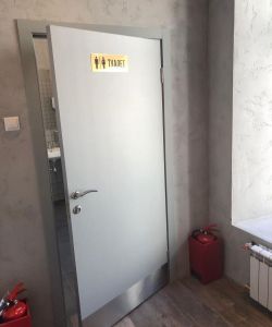 Композитная дверь Aquadoor серого цвета с отбойной пластиной из нержавеющей стали