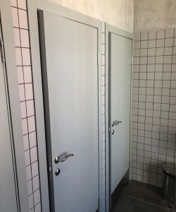 Композитная дверь Aquadoor серого цвета с отбойной пластиной из нержавеющей стали