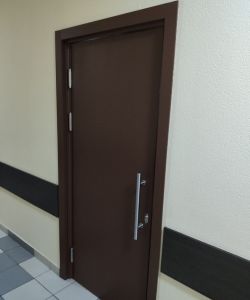 Маятниковая дверь с ручкой-штангой из нержавеющей стали окрашенная по RAL 8011