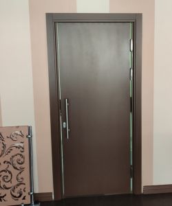 Маятниковая дверь с ручкой-штангой из нержавеющей стали окрашенная по RAL 8011