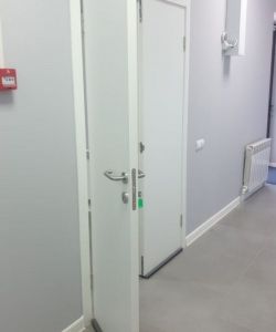 Белая гладкая пластиковая влагостойкая двухстворчатая дверь Aquadoor