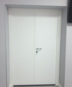 Белая гладкая пластиковая влагостойкая двухстворчатая дверь Aquadoor