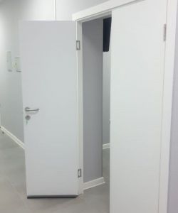 Белая гладкая пластиковая влагостойкая двухстворчатая дверь Aquadoor