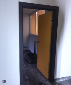 Влагостойкая дверь Aquadoor крашенная по RAL 1033, погонаж крашенный по RAL 7024