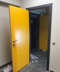 Влагостойкая дверь Aquadoor крашенная по RAL 1033, погонаж крашенный по RAL 7024