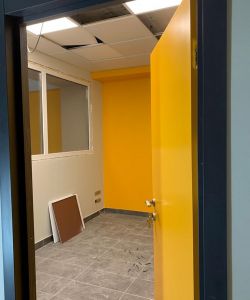 Влагостойкая дверь Aquadoor крашенная по RAL 1033, погонаж крашенный по RAL 7024