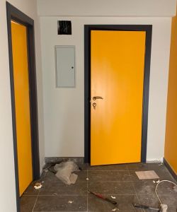 Влагостойкая дверь Aquadoor крашенная по RAL 1033, погонаж крашенный по RAL 7024