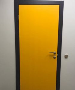 Влагостойкая дверь Aquadoor крашенная по RAL 1033, погонаж крашенный по RAL 7024