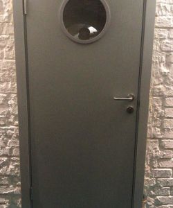 Композитная дверь Aquadoor серого цвета с иллюминатором