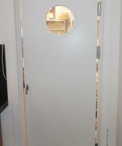 Композитная маятниковая белая дверь с иллюминатором