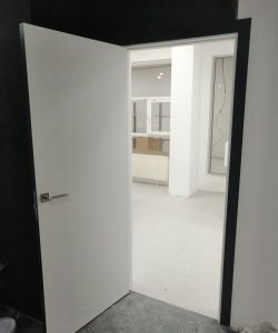 Окрашенная влагостойкая дверь Aquadoor с одной стороны в цвет по шкале RAL 9004