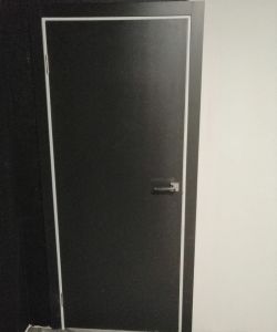 Окрашенная влагостойкая дверь Aquadoor с одной стороны в цвет по шкале RAL 9004