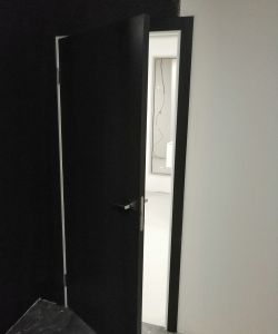 Окрашенная влагостойкая дверь Aquadoor с одной стороны в цвет по шкале RAL 9004